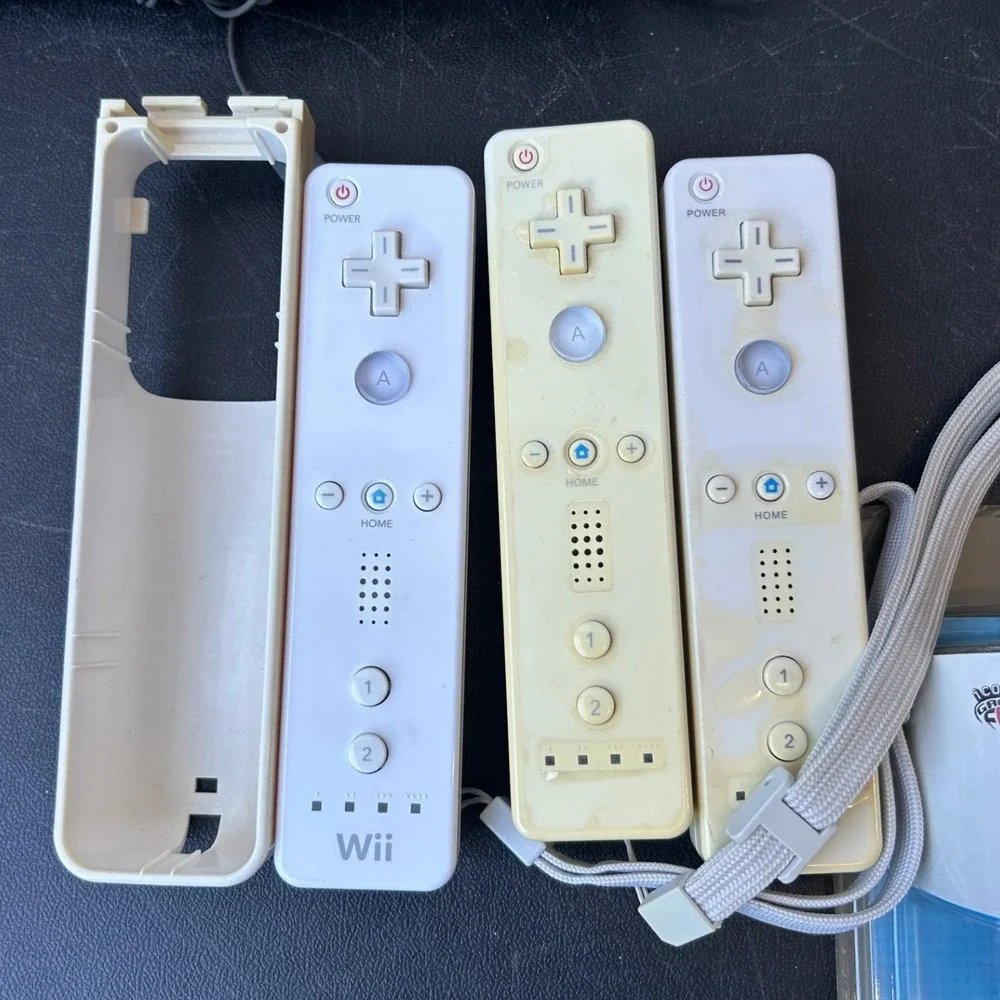 Nintendo Wii RVL-001 Console Bundle 3 Games 4 Remotes LEGO Indiana Jones I Spy